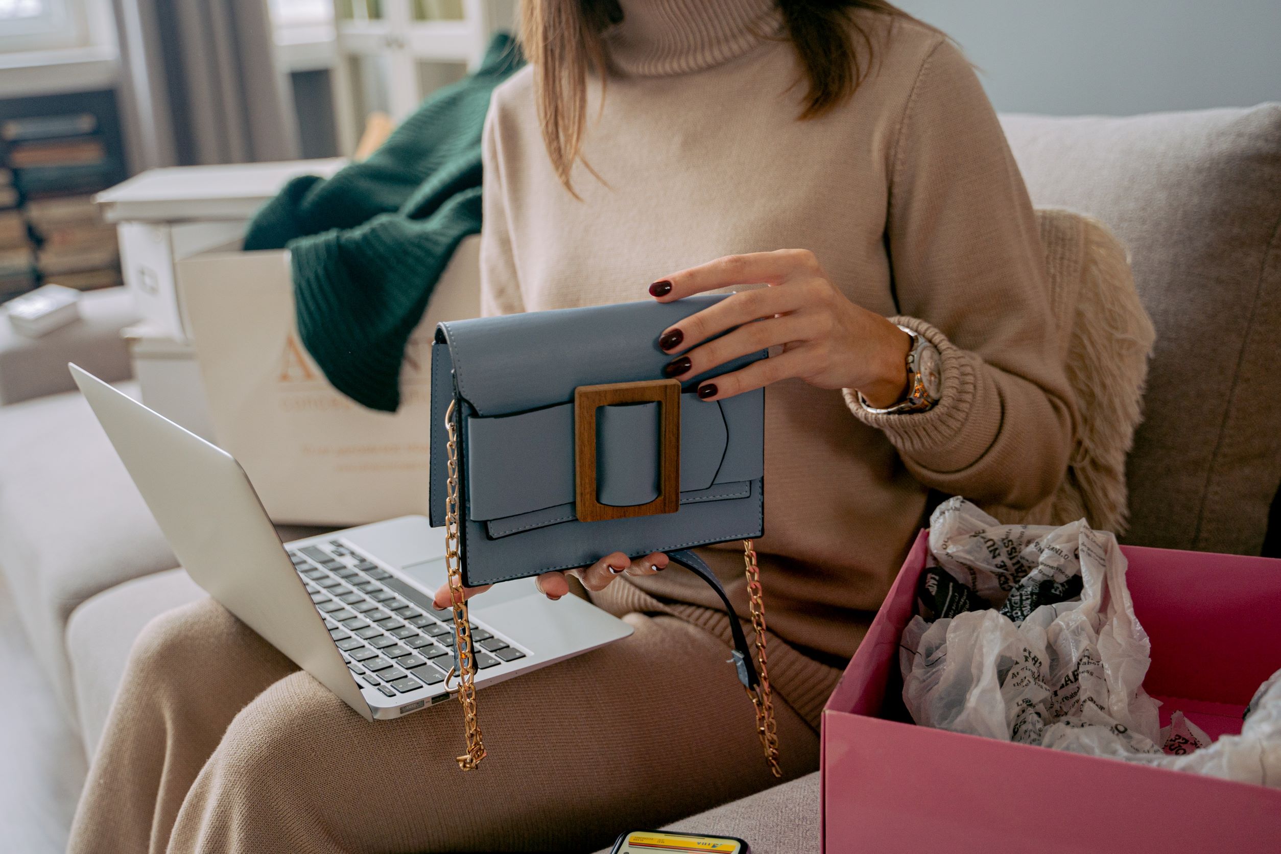 Τακτικοί e-shoppers οι Ελληνες καταναλωτές 